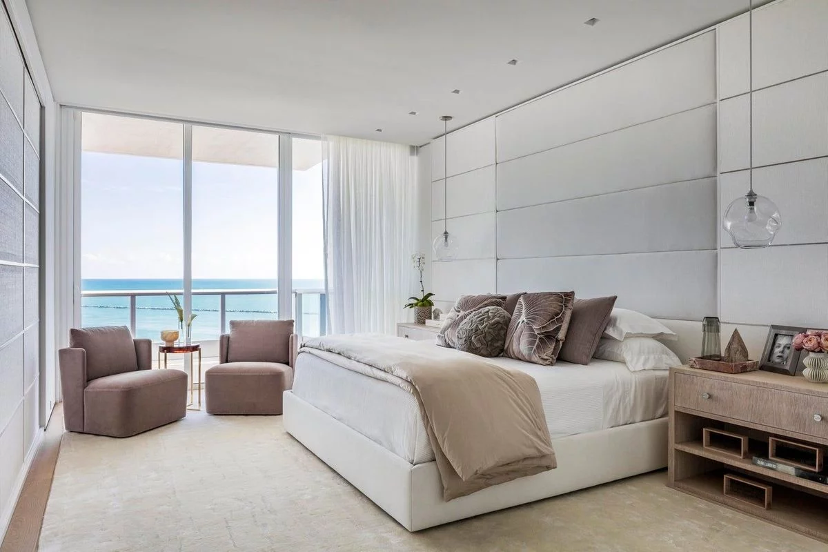 Minimalist bedroom decor ideas in beige and white