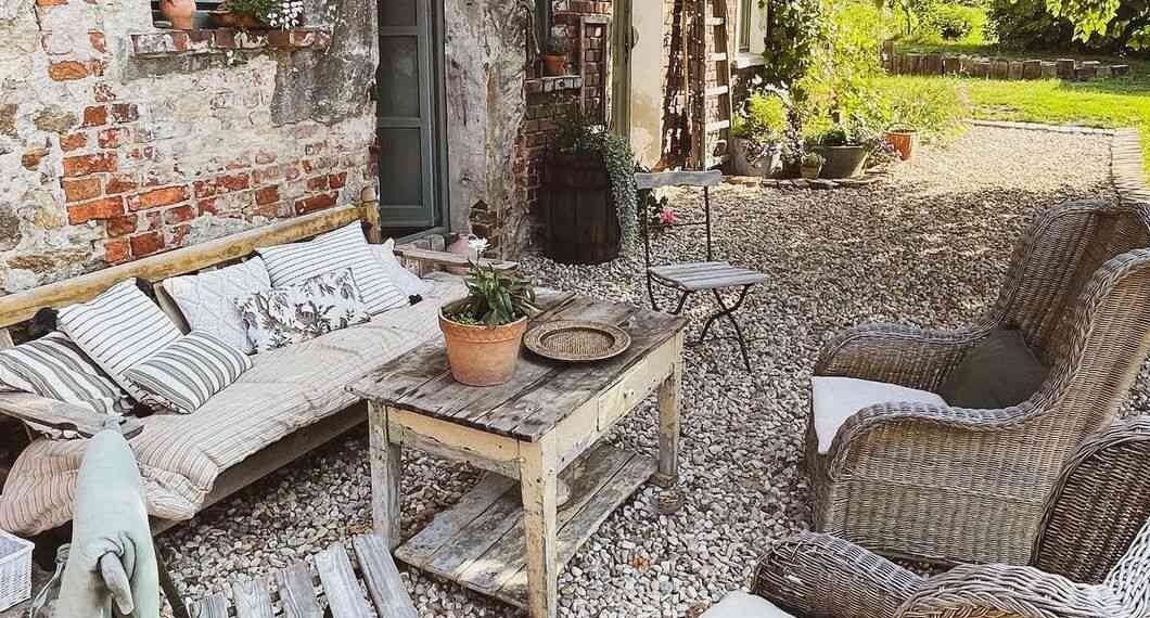 cottage-style patio with gravel