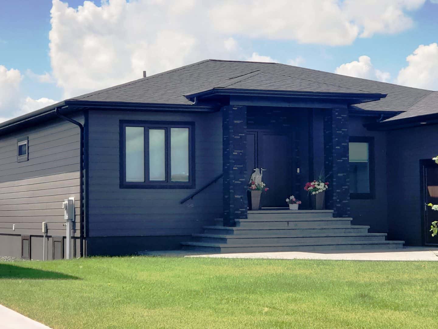 22 Inspiring Exterior House Colors With Black Windows