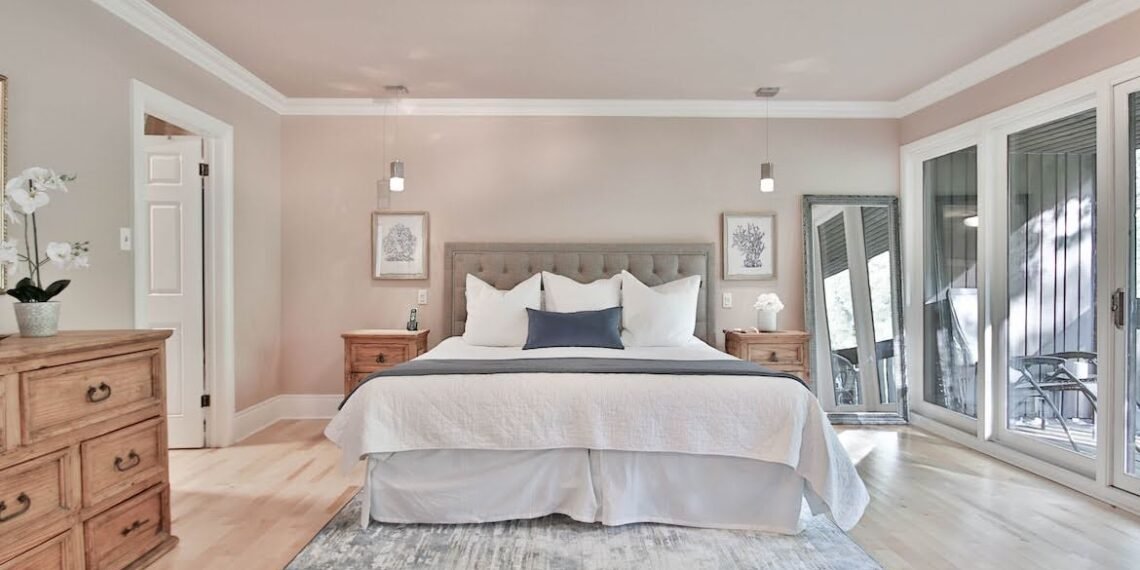A well furnished bedroom